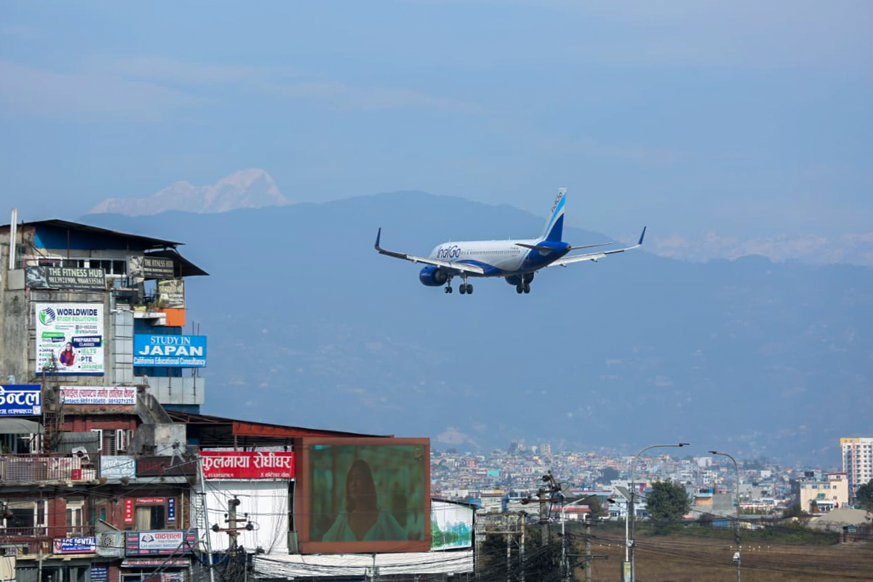 कोटेश्वरको आकाशमा यात्रुवाहक विमानहरू (तस्बिरहरू)