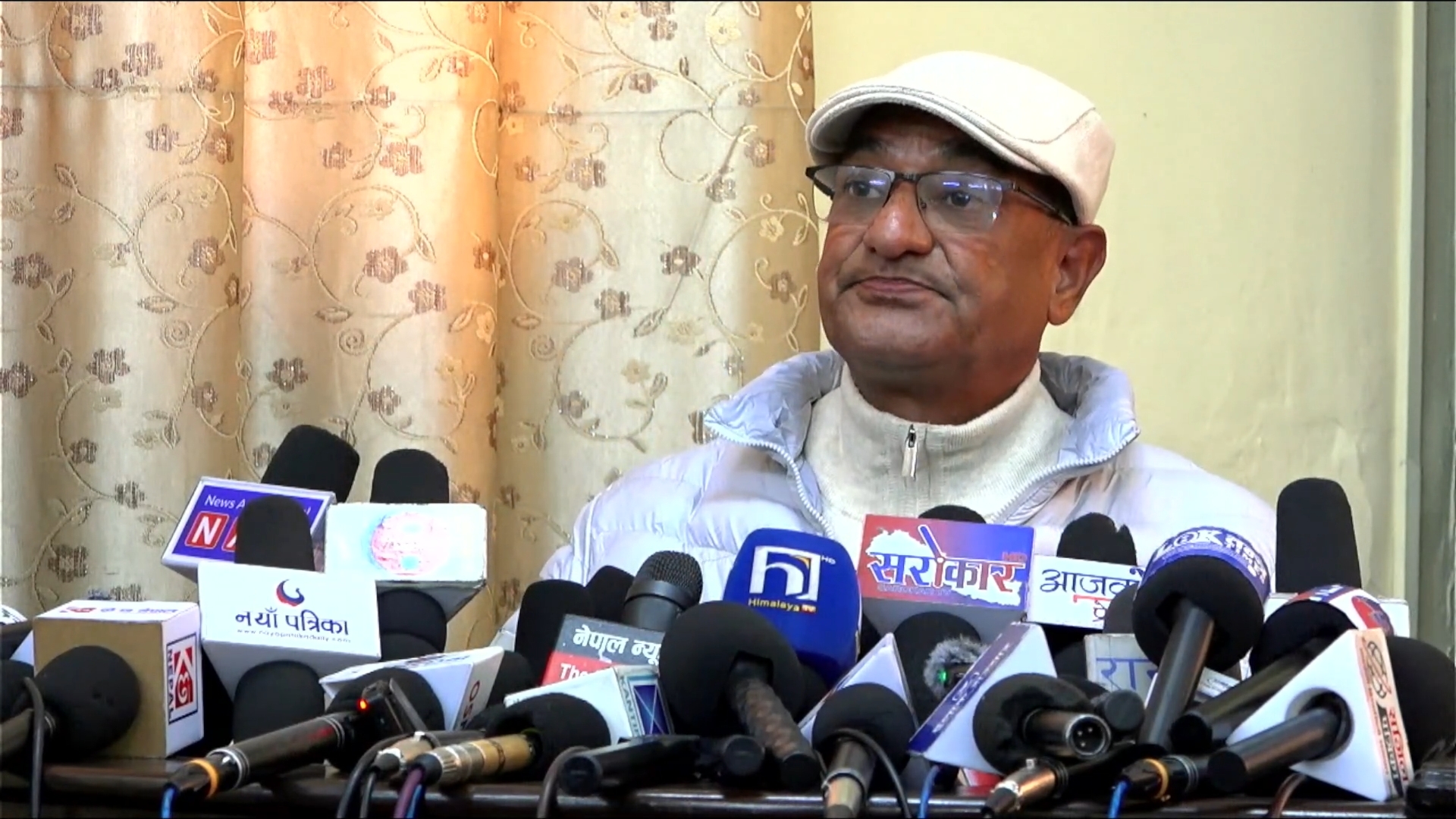 स्थानहद र पासपोर्ट रोक्काका विषयमा मलाई जानकारी छैन : रमेश लेखक