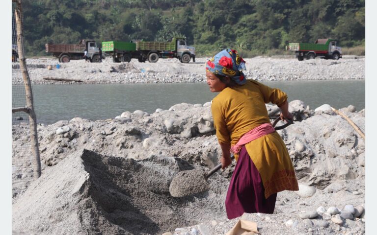 त्रिशूलीको किनारमा बालुवा चाल्नेहरू…