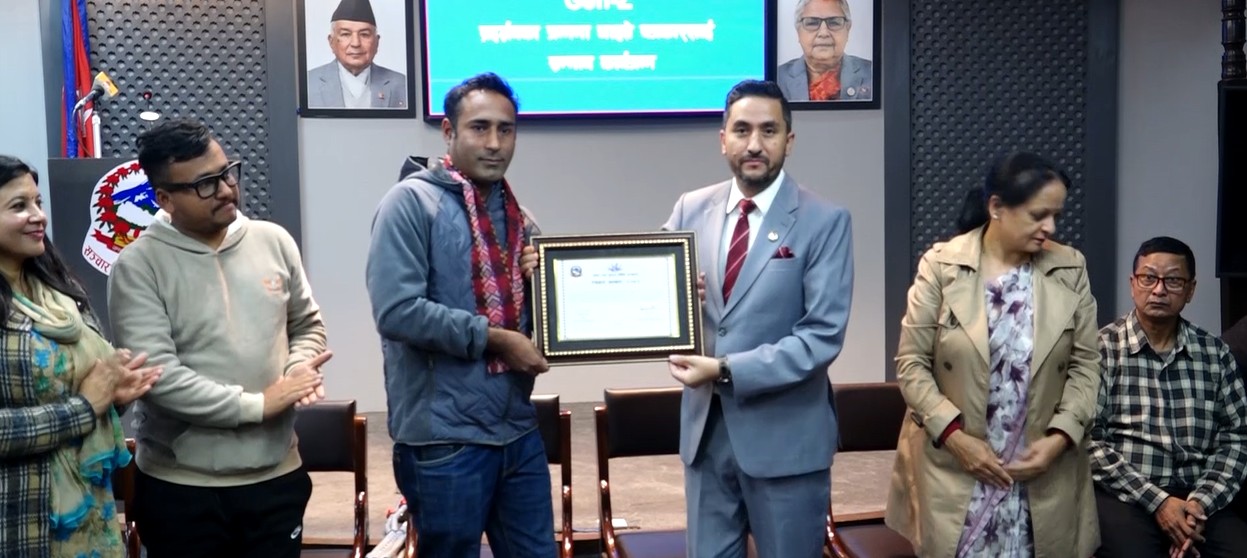 जेनजी आन्दोलनका घाइते पत्रकारलाई सरकारले गर्‍यो सम्मान