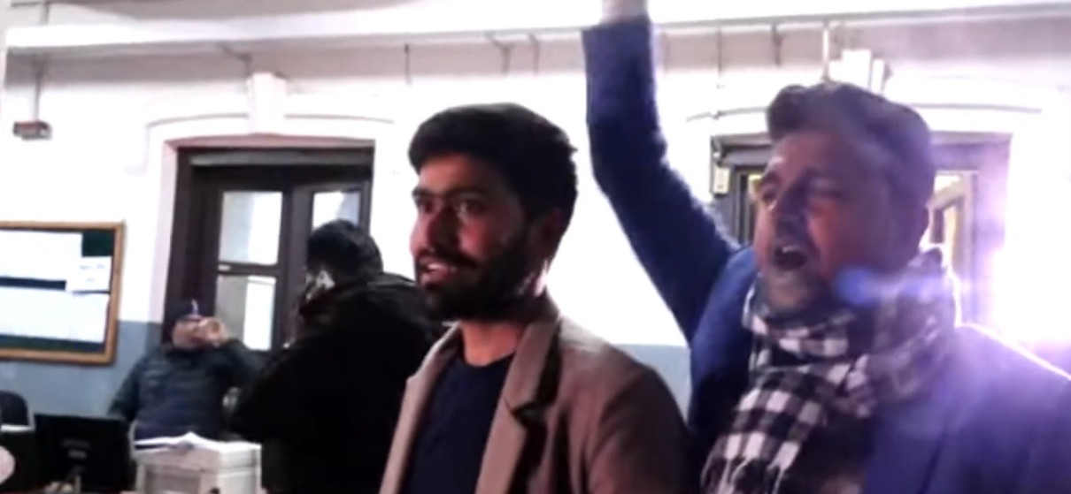 निर्वाचन प्रक्रिया रोक्न माग गर्दै आयोगभित्र नाराबाजी