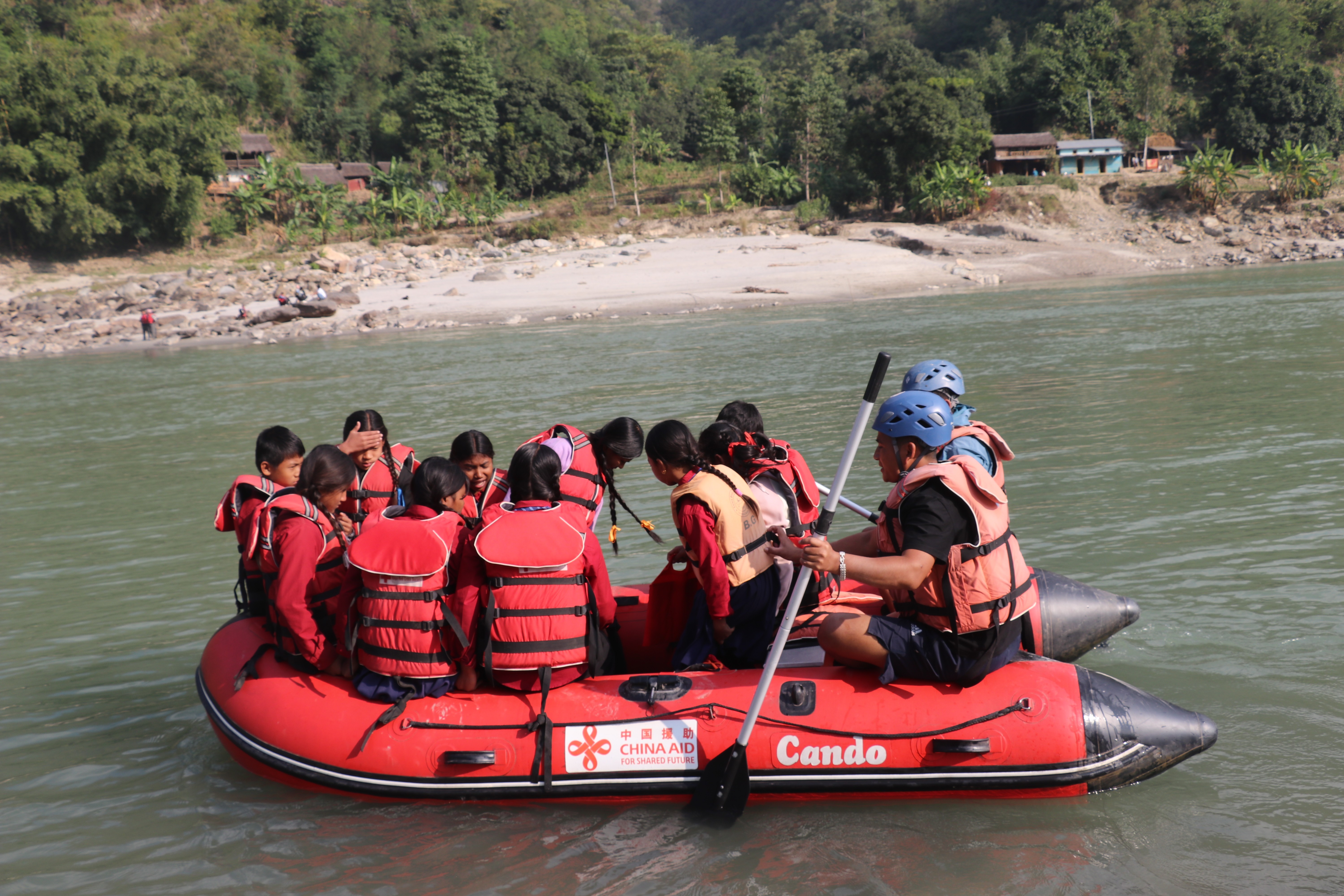 ज्यान जोखिममा राखेर विद्यालय पुग्छन् ढेबुवाका विद्यार्थी, सुनकोशीमा ‘रबरबोट’ को सहारा