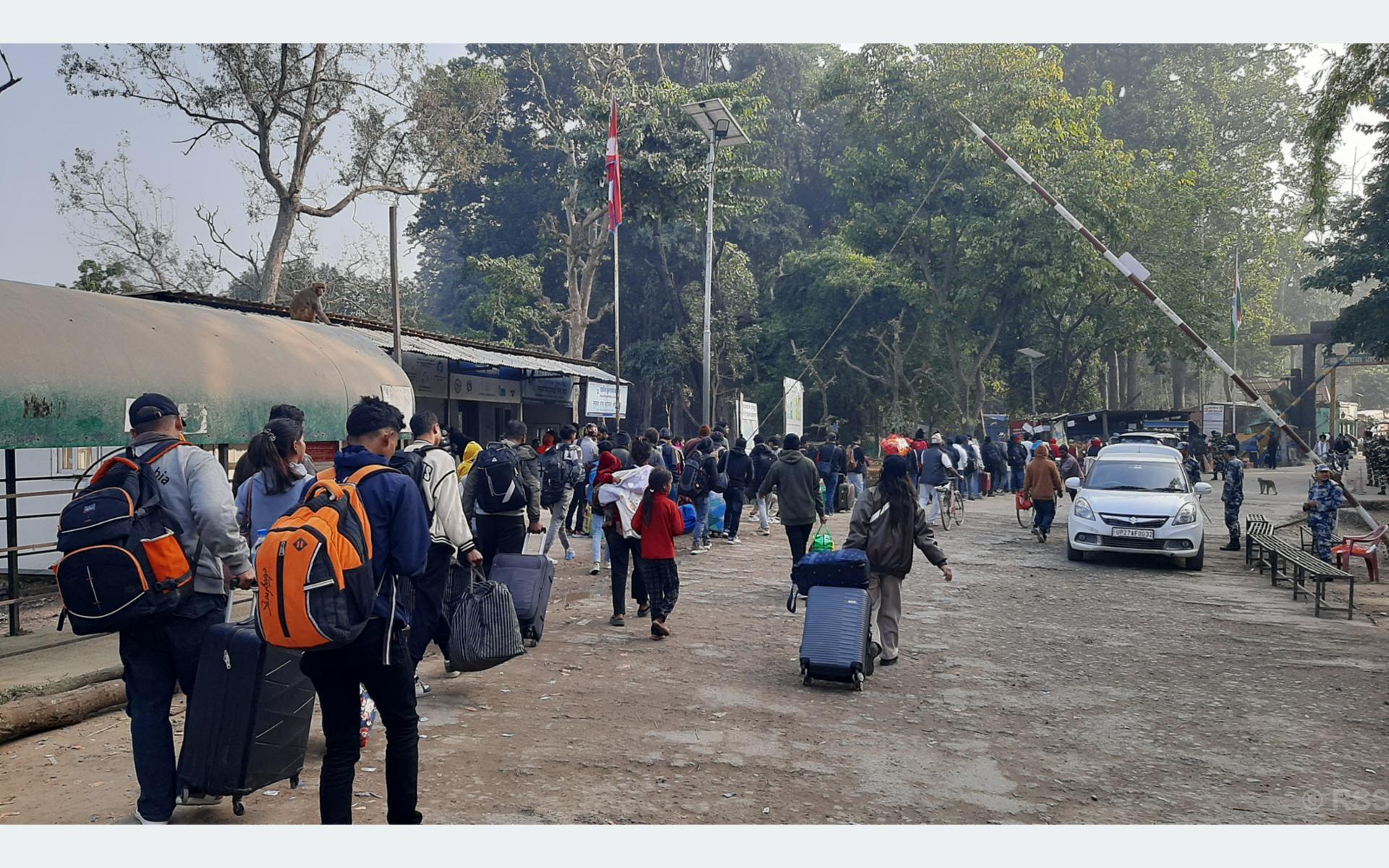 त्रिनगर नाकाबाट रोजगारीका लागि भारततर्फ जानेको भीड
