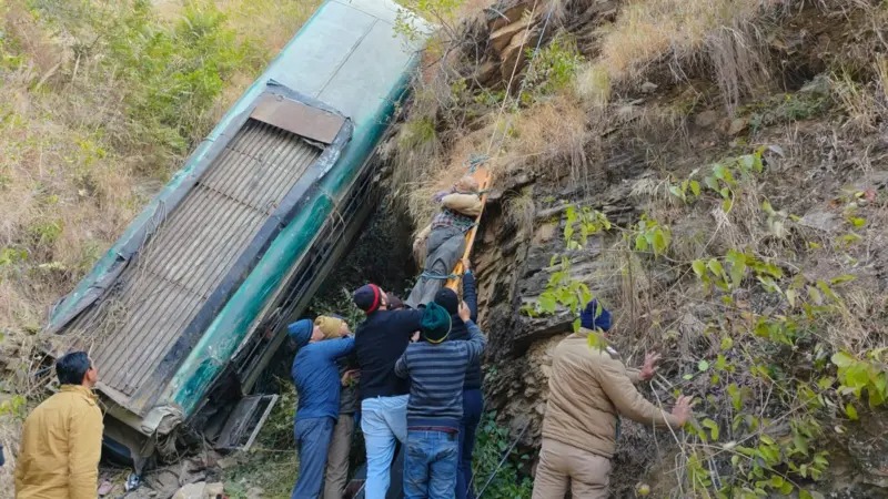 बस दुर्घटनामा ६ जनाको मृत्यु