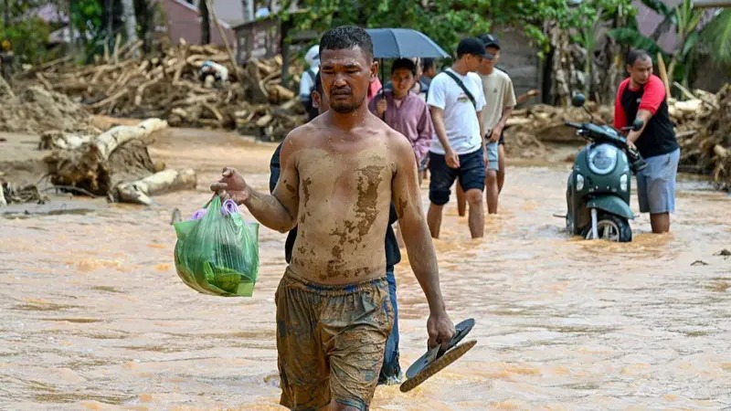 इन्डोनेसियामा बाढीका कारण ७०० भन्दा बढीको मृत्यु, ५०० जनाको खोजी जारी