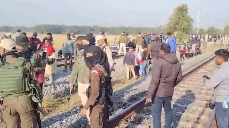 हात्तीको ठक्करले रेलका ५ डिब्बा लिकबाट उछिट्टिए, ८ हात्तीको मृत्यु