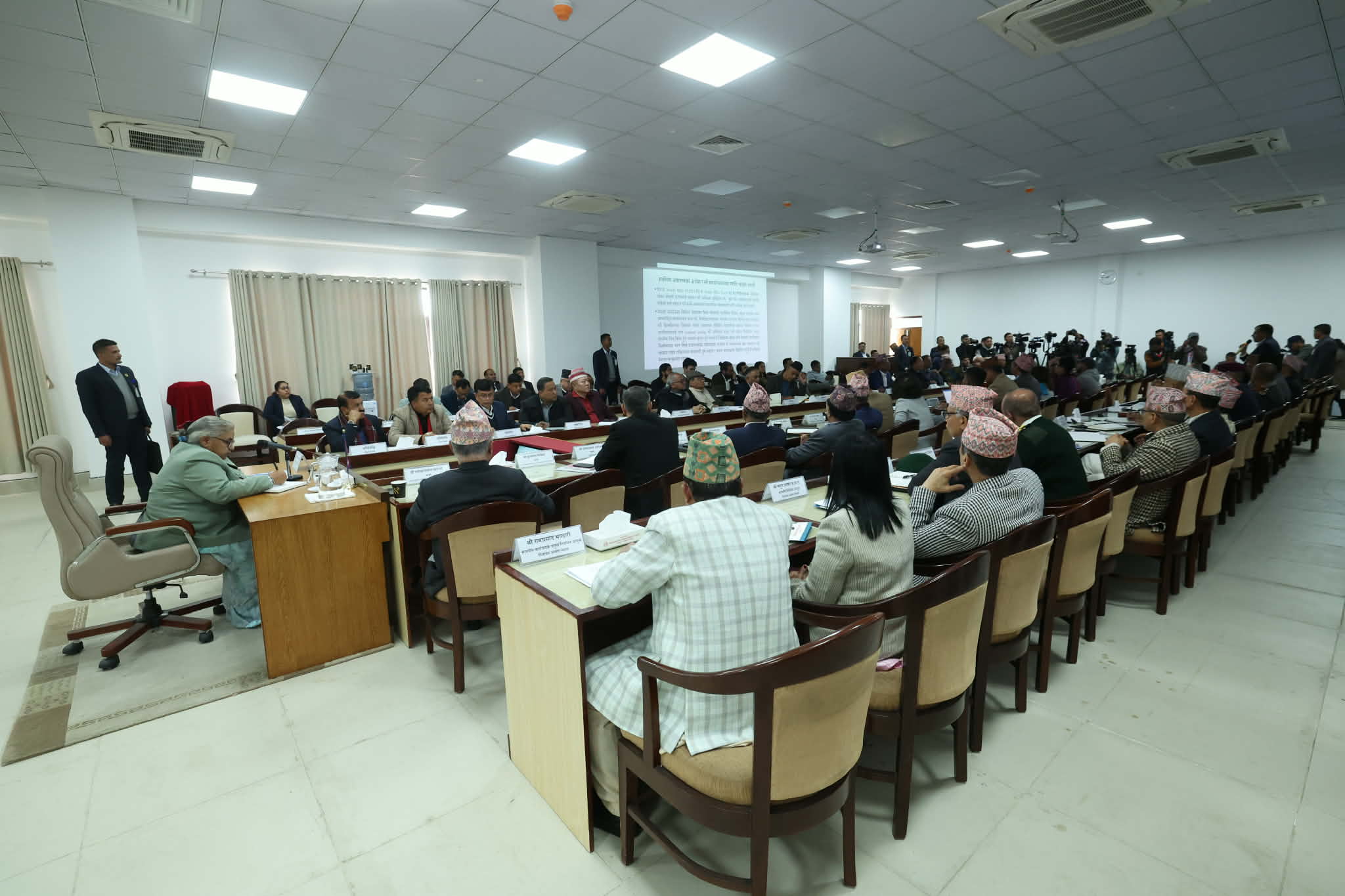 प्रधानमन्त्री कार्कीद्वारा राजनीतिक दल र नागरिक प्रतिनिधिहरूसँग छलफल