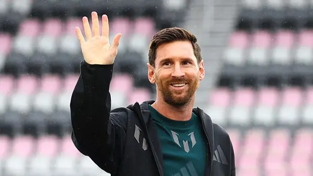 स्टार फुटबलर लियोनेल मेस्सी कोलकाता आइपुगे, विमानस्थलमा हजारौं समर्थक भेला