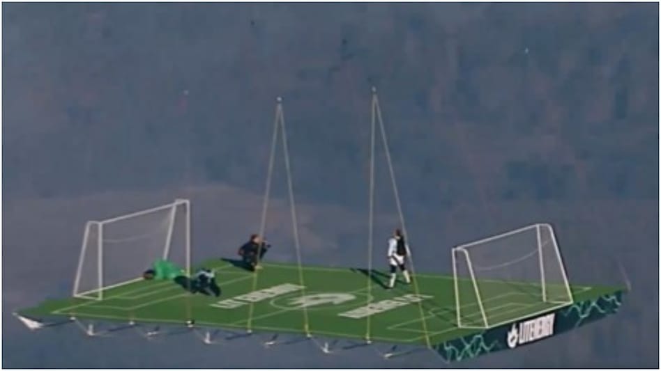 आकाशमा बन्यो फुटबल मैदान ! १.८ किलोमिटर उचाइमा खेलाडीले गरे गोल