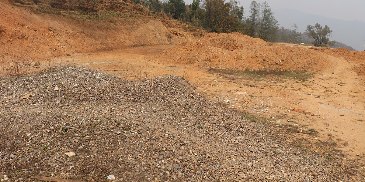 ठेकेदारको लापरबाहीले पाँच वर्षदेखि अलपत्र कोट अस्पताल