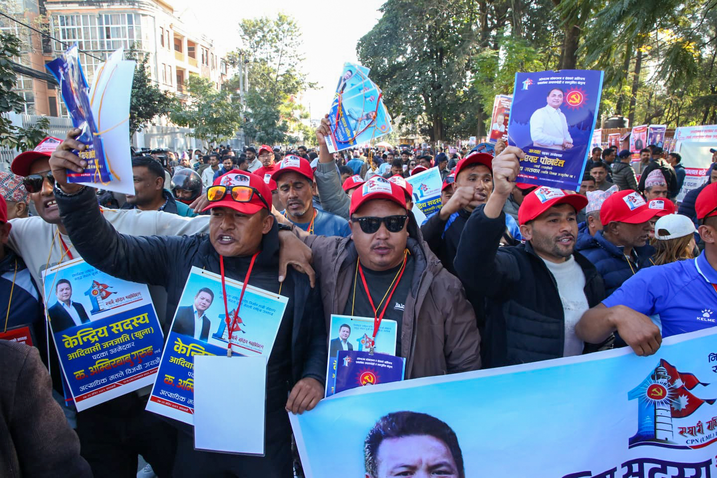 एमाले महाधिवेशन : आफ्नो पक्षमा भोट माग्दै नेताहरू (तस्बिरहरू)