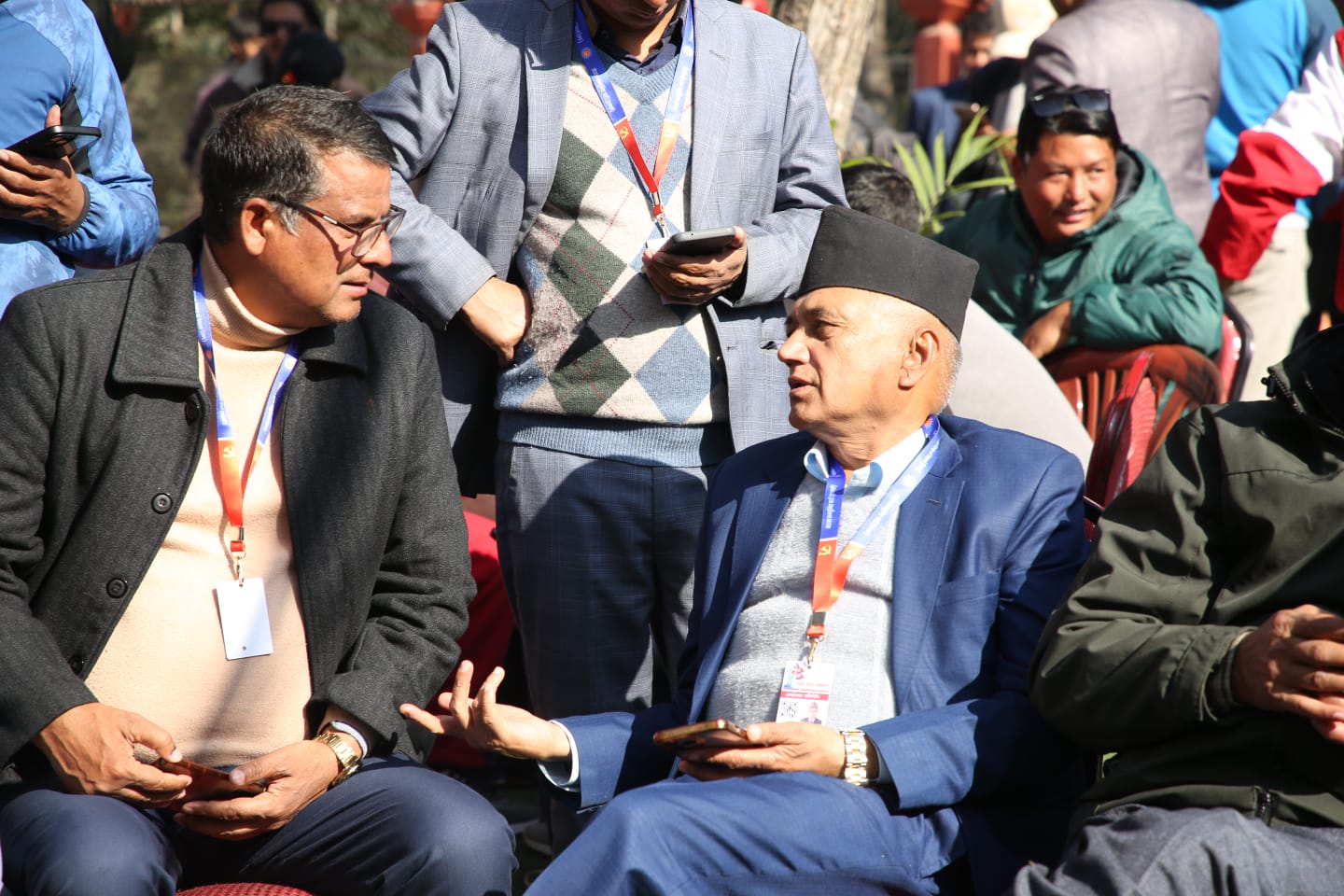 एमाले महाधिवेशनको मत परिणाम कुर्दै नेता-कार्यकर्ता (तस्विरहरु)