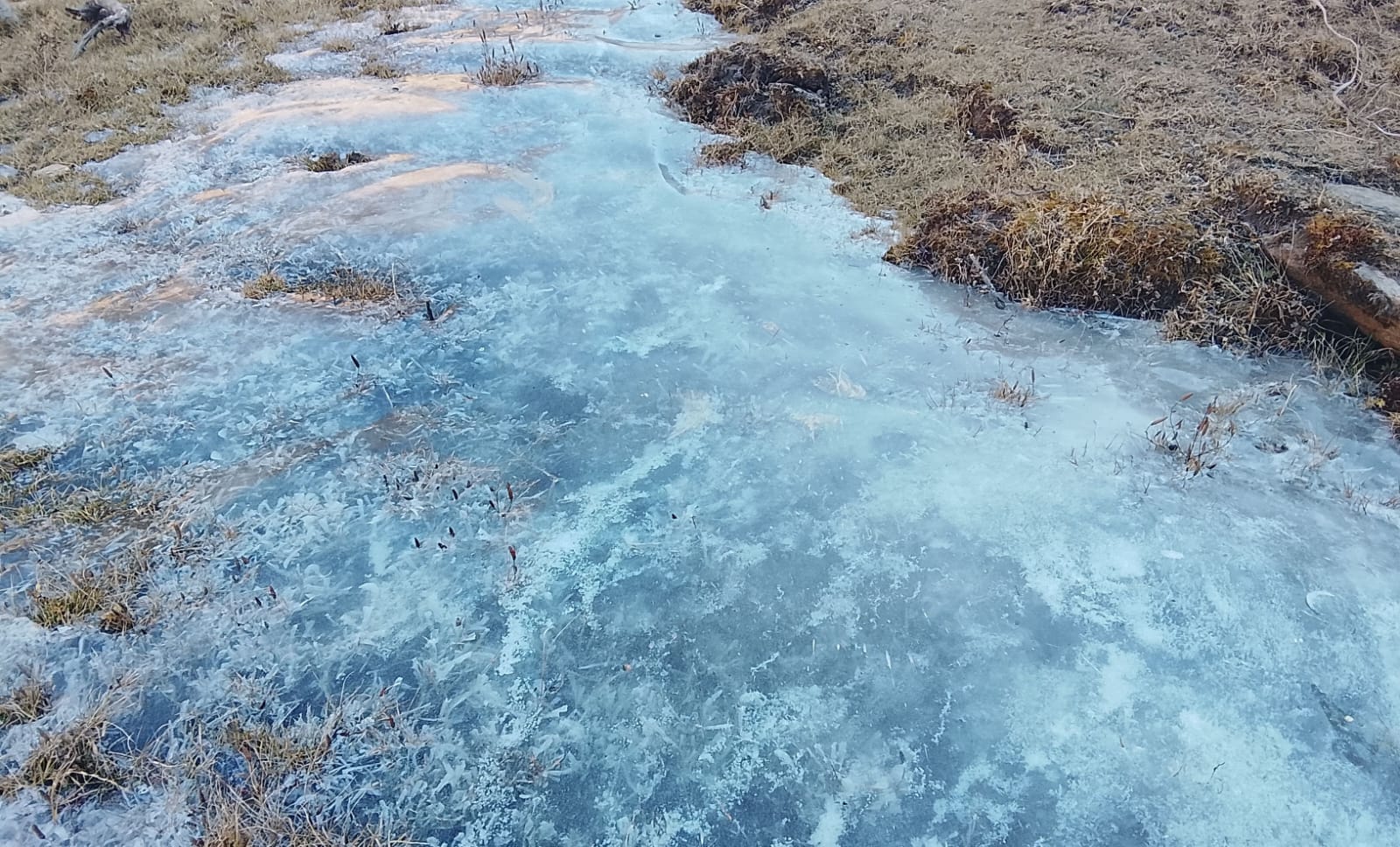 अत्याधिक चिसोले पानी जमेर बरफ (तस्बिरहरू)