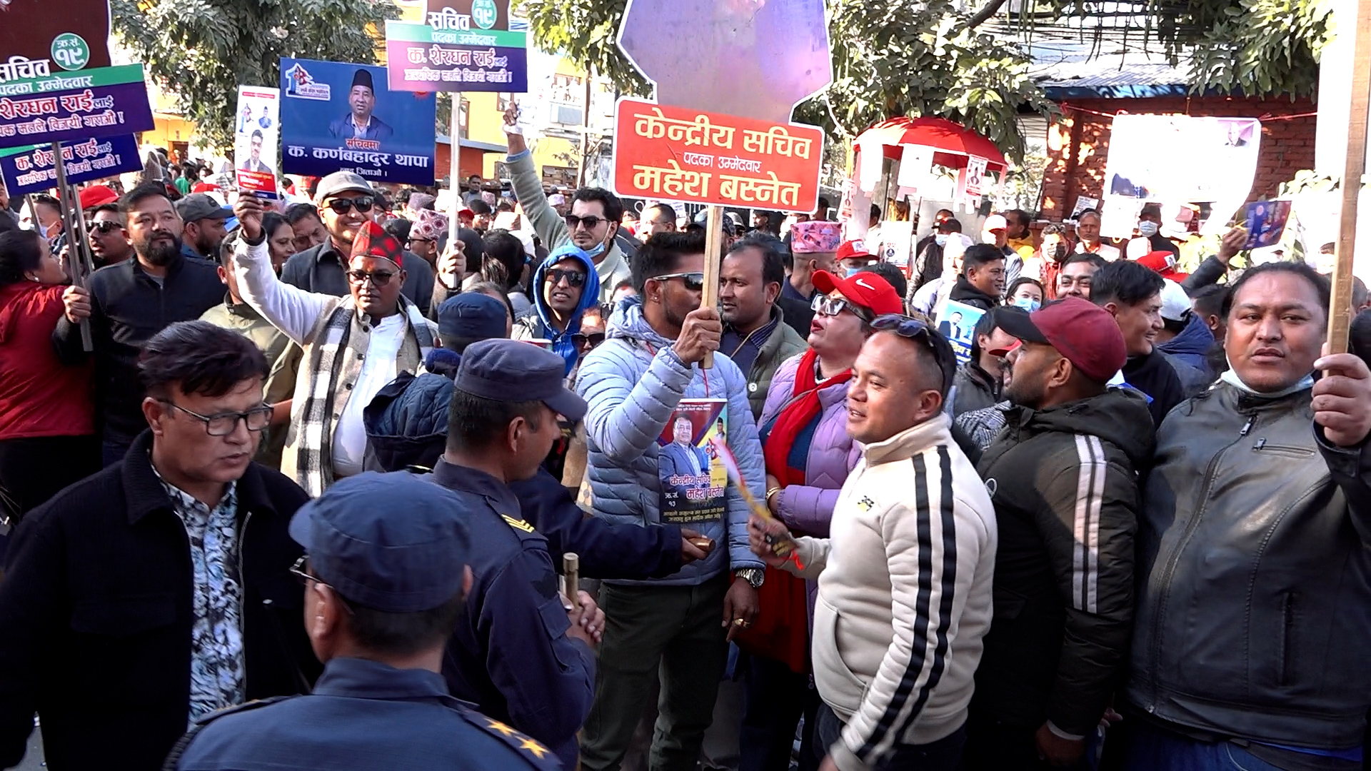 ‎इलेक्ट्रोनिक भोटिङका कारण मतदानमा ढिलासुस्ती, प्रतिनिधि लाइनमै कुर्न बाध्य