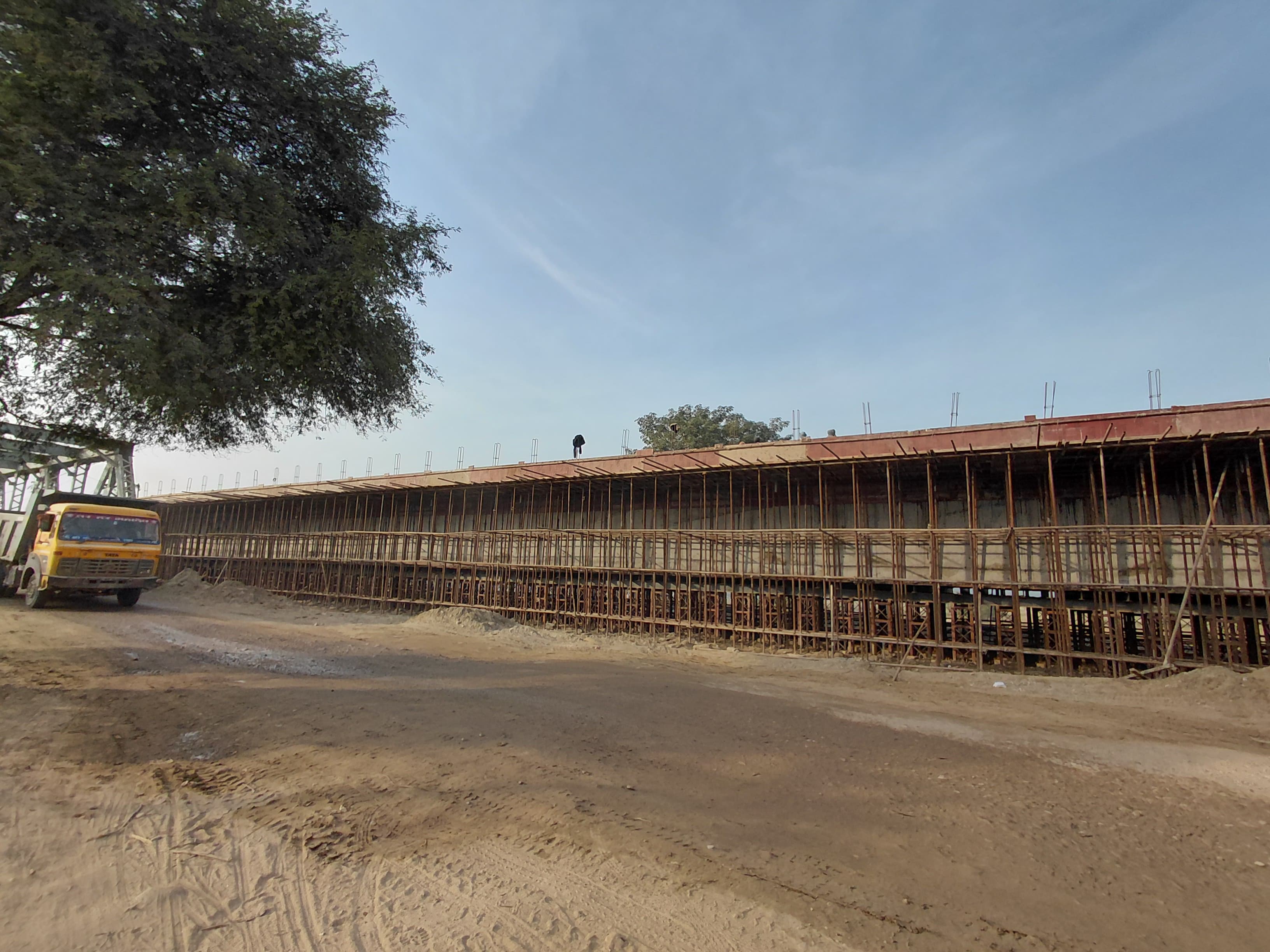 राप्ती नदीको सिधनियाघाटमा दुईलेनको निर्माणाधीन पक्की पुल