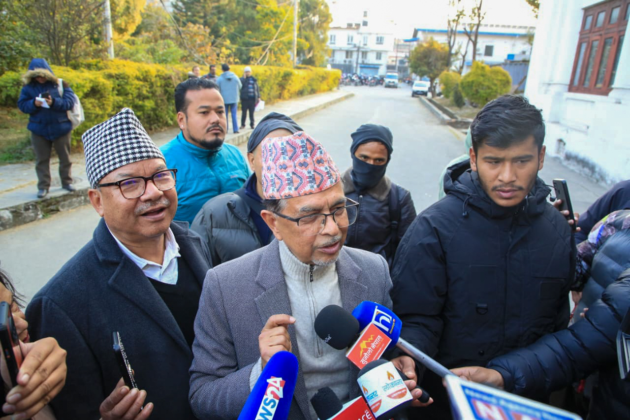 निर्वाचन आयोग परिसरमा नेताहरुको जमघट (फोटोफिचर)