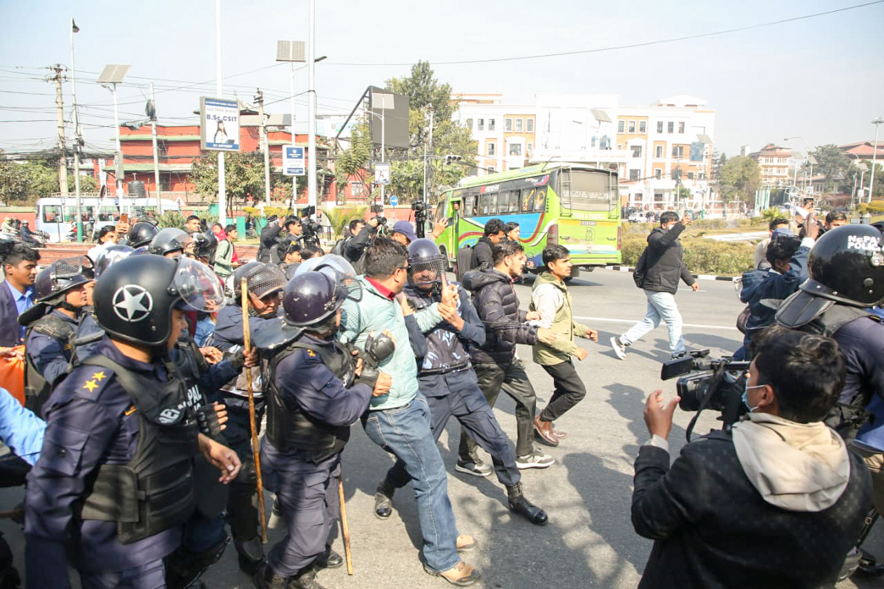 माइतीघरमा प्रदर्शनमा उत्रिएका जेनजीमाथि प्रहरीको धरपकड (तस्बिर)
