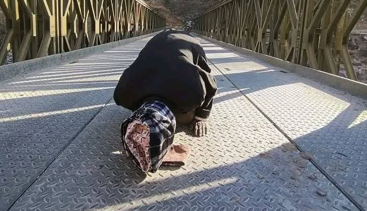 जब ९८ वर्षीय नन्दबहादुरले टोपी झिकेर पुललाई ढोगे…