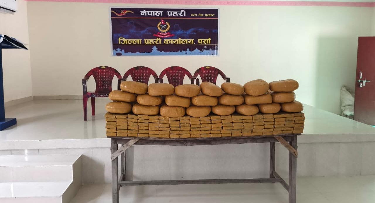 २ सय ४० किलो चरेससहित दुई जना पक्राउ