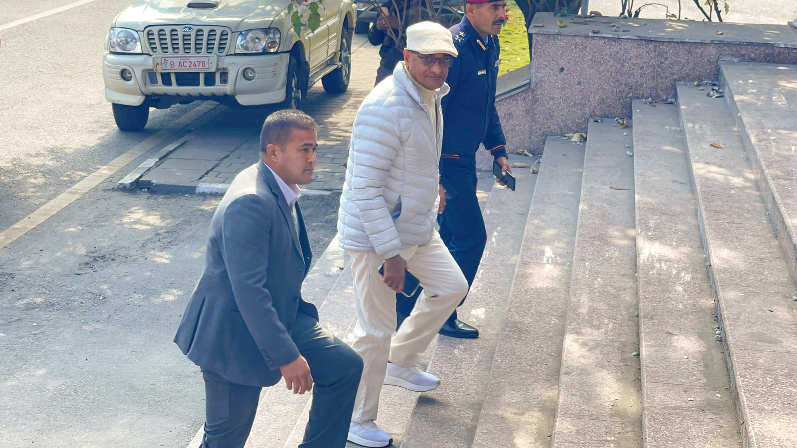 बयानका लागि जाँचबुझ आयोग पुगे रमेश लेखक (तस्विरहरू)