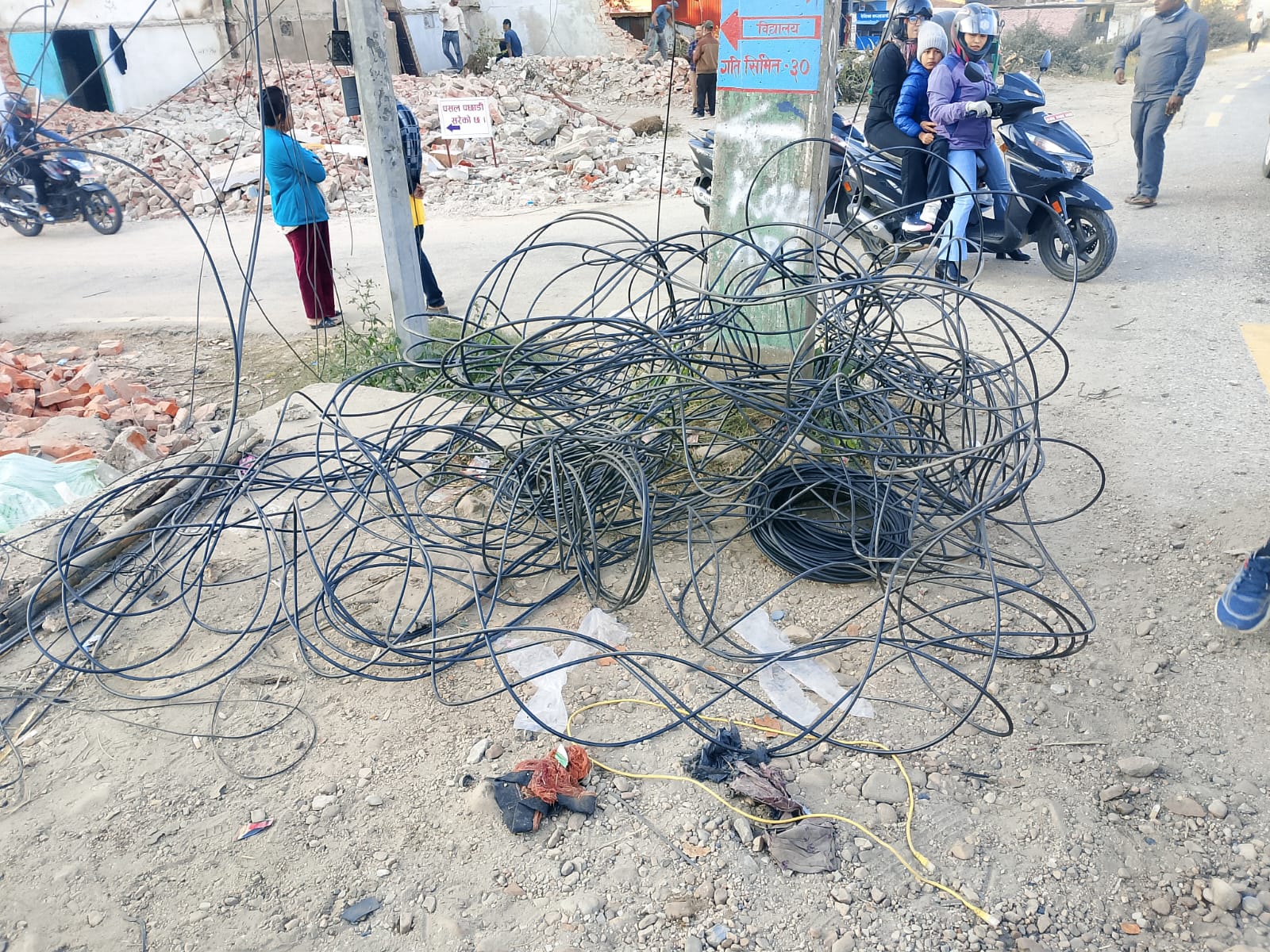 हेटौंडामा इन्टरनेट केवल जथाभावी विच्छ्याउँदा दुर्घटनाको जोखिम