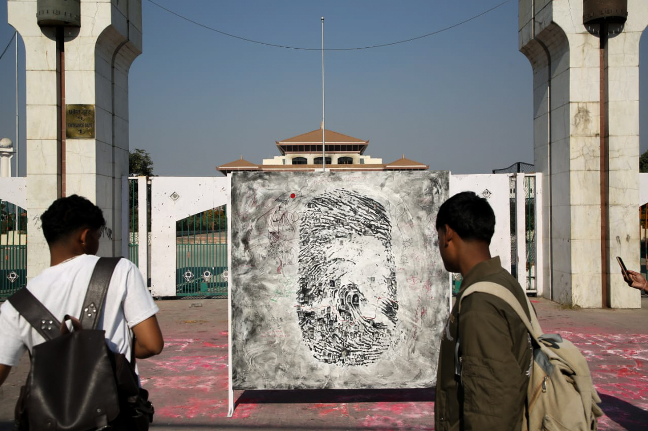 जेनजी आन्दोलनको स्मृतिमा बनेको पेन्टिङ संसद भवन अगाडि (फाेटाे)