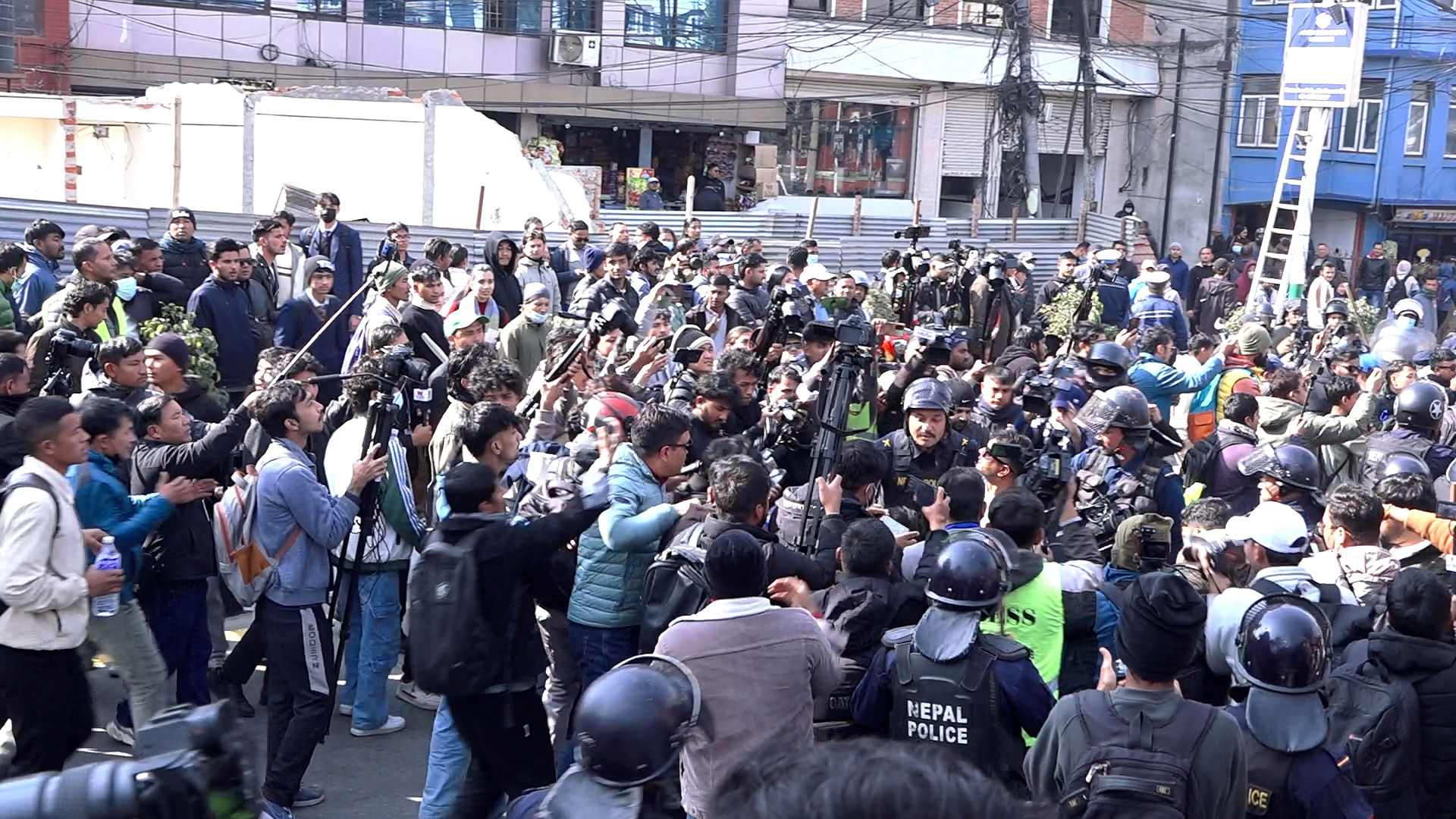 जेनजीहरू आन्दोलित, केहिलाई प्रहरीले लियो नियन्त्रमा (तस्बिरहरू)