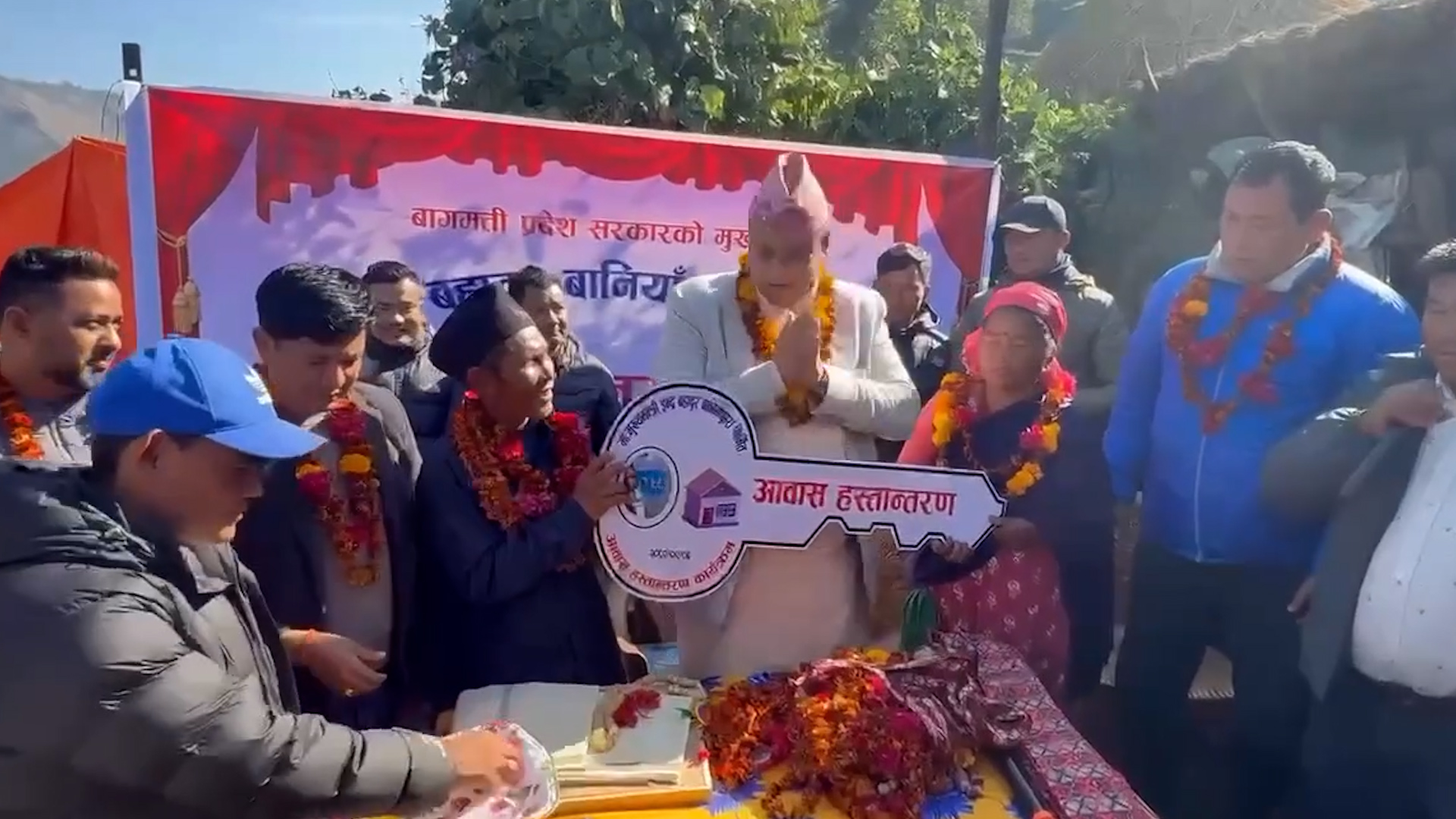 मुख्यमन्त्री बानियाँको व्यक्तिगत पहलमा विपन्न चेपाङ दम्पतीलाई सुरक्षित आवास