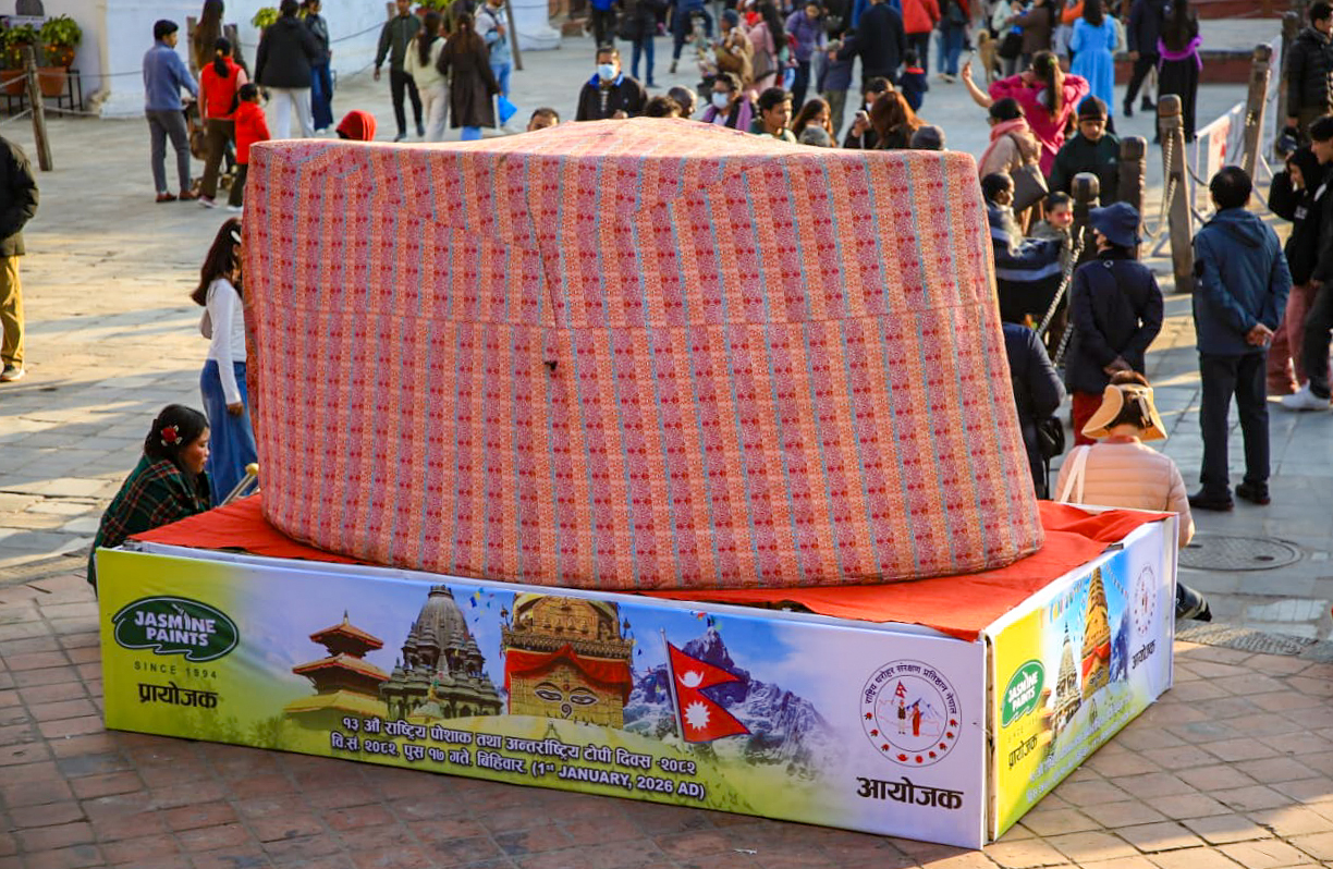 बसन्तपुरमा राखियो ठूलो टोपी (तस्बिरहरू)