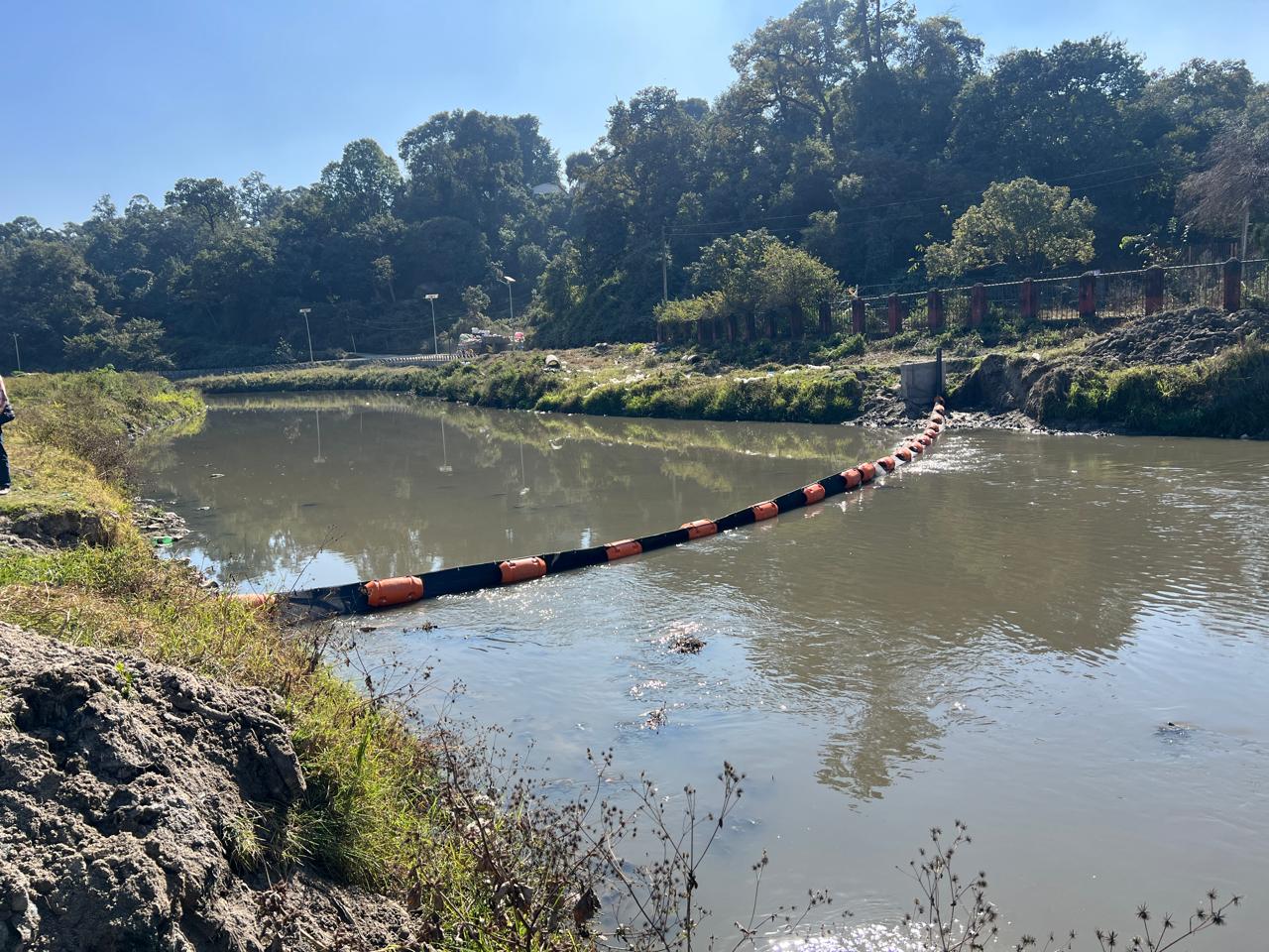 बागमती नदीमा तैरिने फोहोर पदार्थहरू संकलन गर्न ट्रास बेरियर राखियो