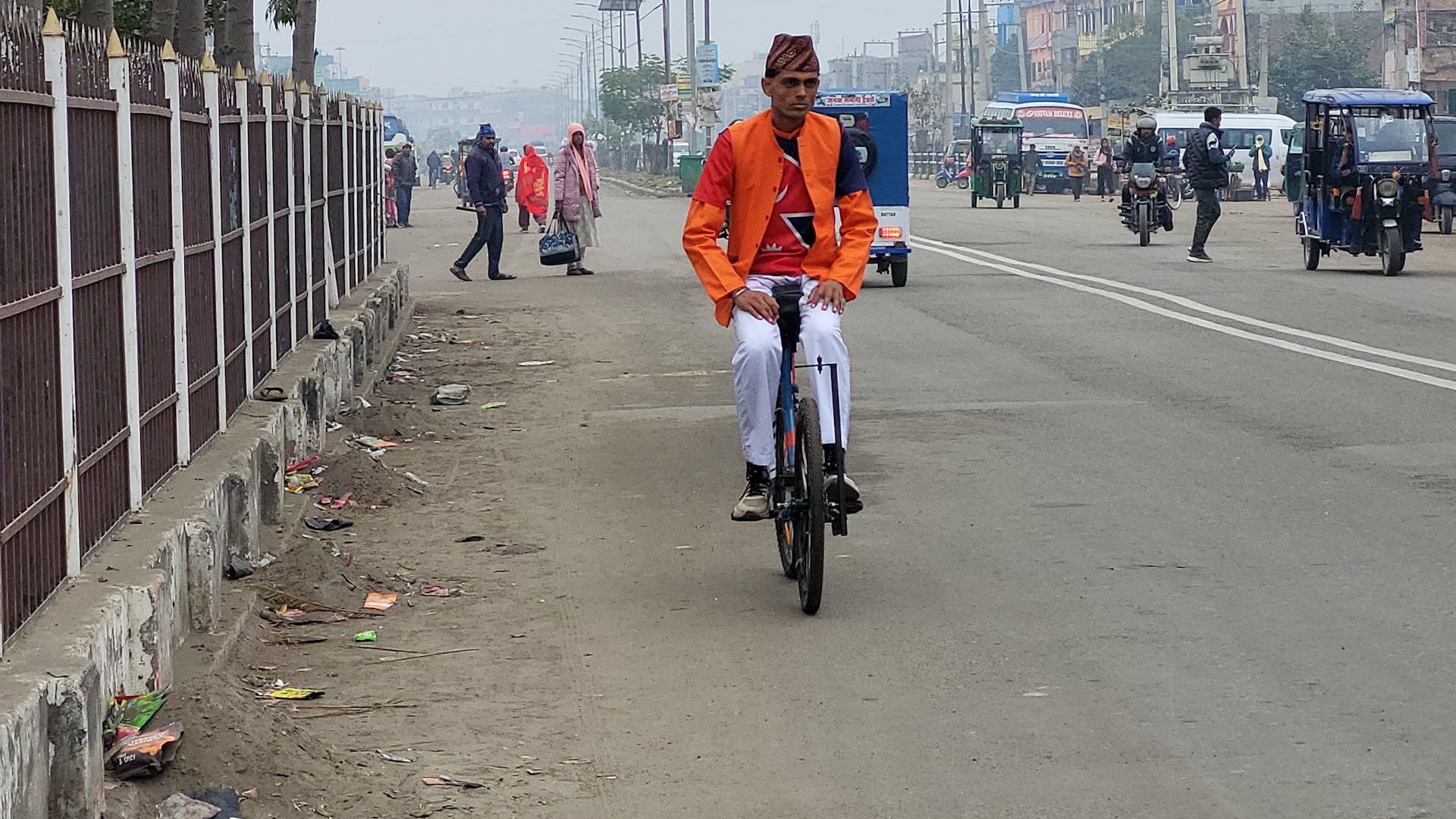 युवालाई नहार्न सन्देशसहित उल्टो साइकल चलाउँदै महोत्तरीका जेबी पोखरेल