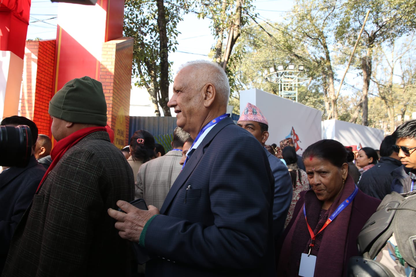 एमाले महाधिवेशन : मतदानका लागि लाइनमा प्रतिनिधिहरु (तस्विरहरु)