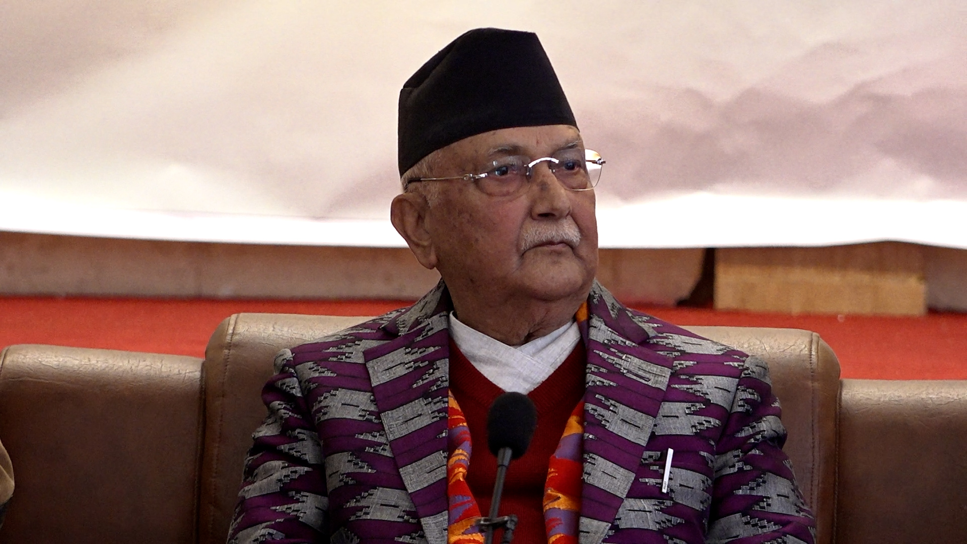 मिडिया ट्रायल बढेको ओलीको गुनासो : हेडलाइनका लागि कुकुरको खुट्टा टोक्दैन एमाले