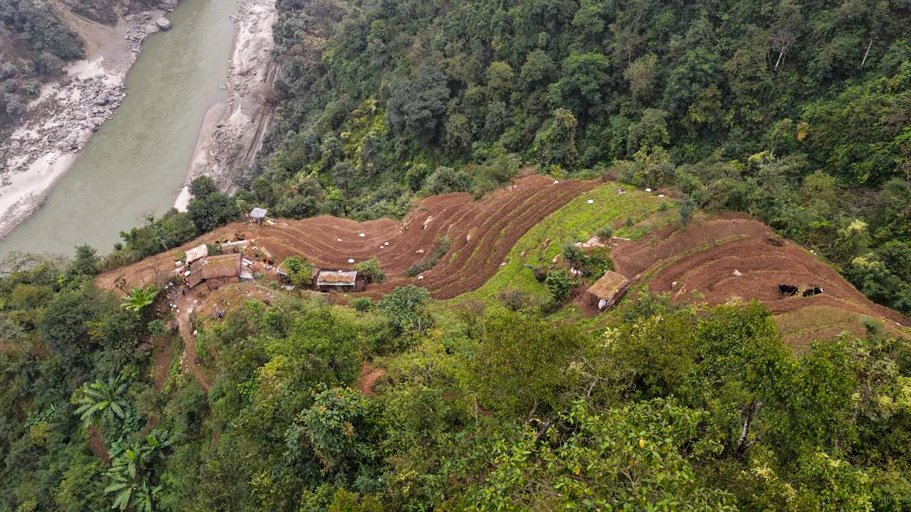 जुवाङ खोलाको काखमा अवस्थित जितबहादुर गुरुङको बस्ती (तस्बिरहरू)