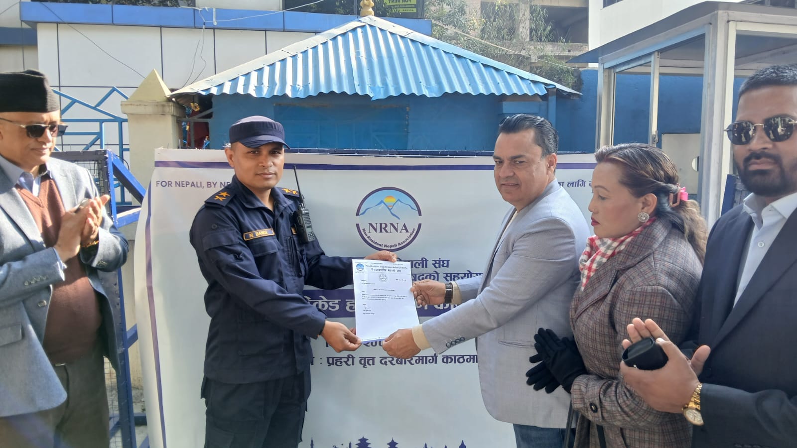 एनआरएनएद्वारा प्रहरीबृत्त दरबारमार्गलाई ब्यारिकेड हस्तान्तरण