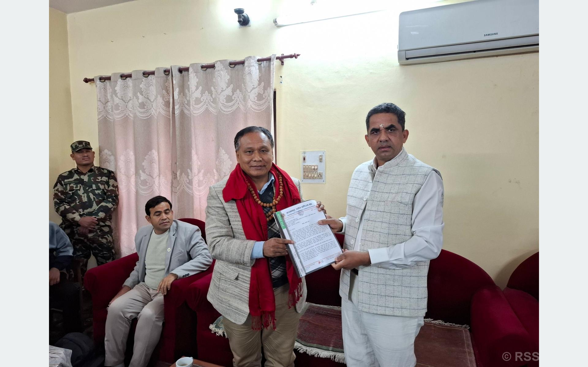 कञ्चनपुर उद्योग वाणिज्य सङ्घद्वारा मन्त्री घिसिङलाई ज्ञापनपत्र