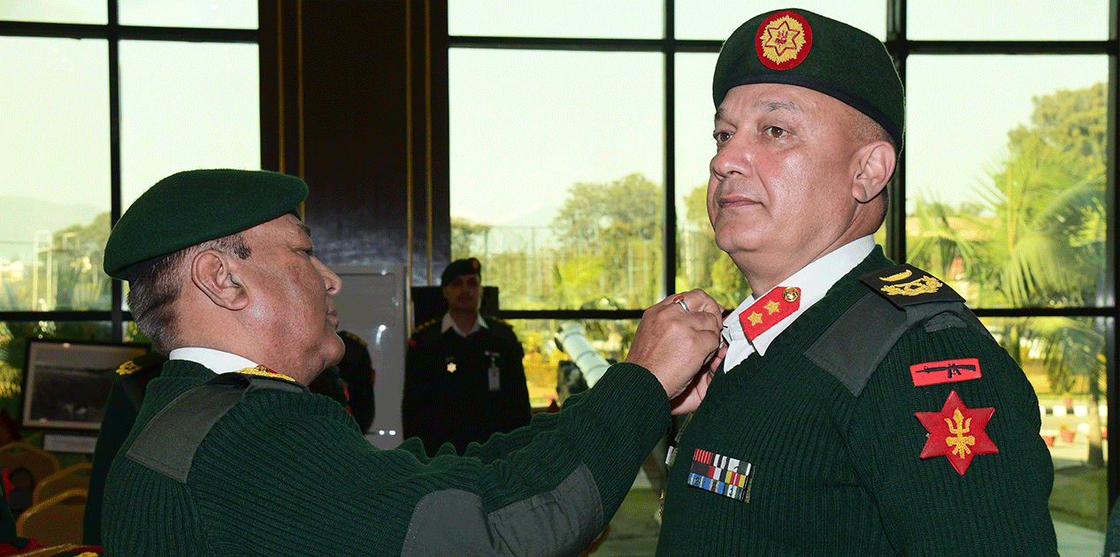 प्रधानसेनापतिद्वारा दर्ज्यानी चिन्ह प्रदान