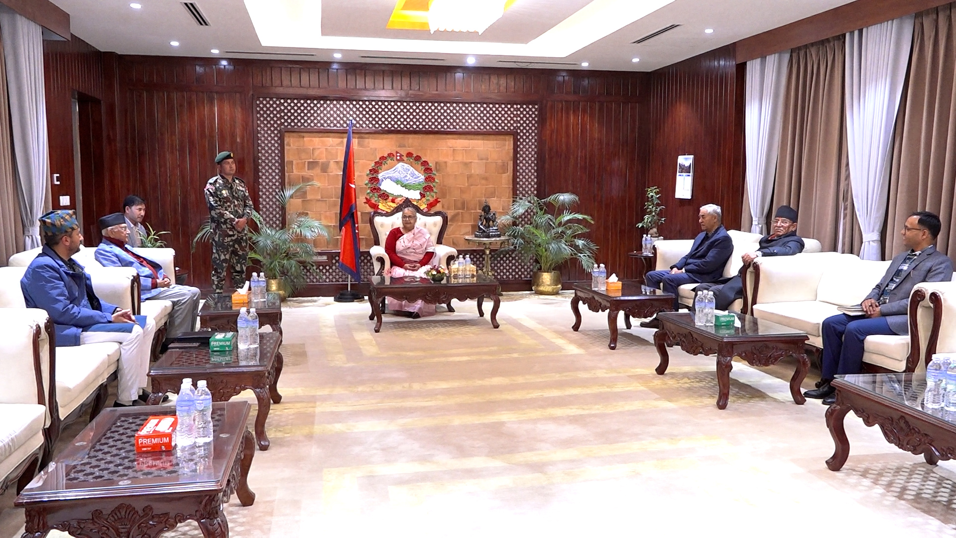 प्रधानमन्त्री कार्कीसँग छलफलमा देउवा, ओली र प्रचण्ड (तस्बिरहरू)