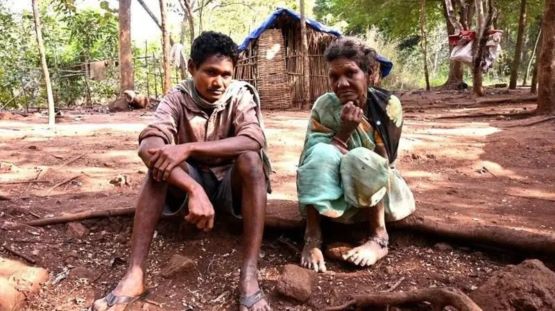 घना जंगलको बीचमा २५ वर्षदेखि एक्लै बस्दैछन् ३ जनाको परिवार, शहर ल्याउने सबै प्रयास असफल