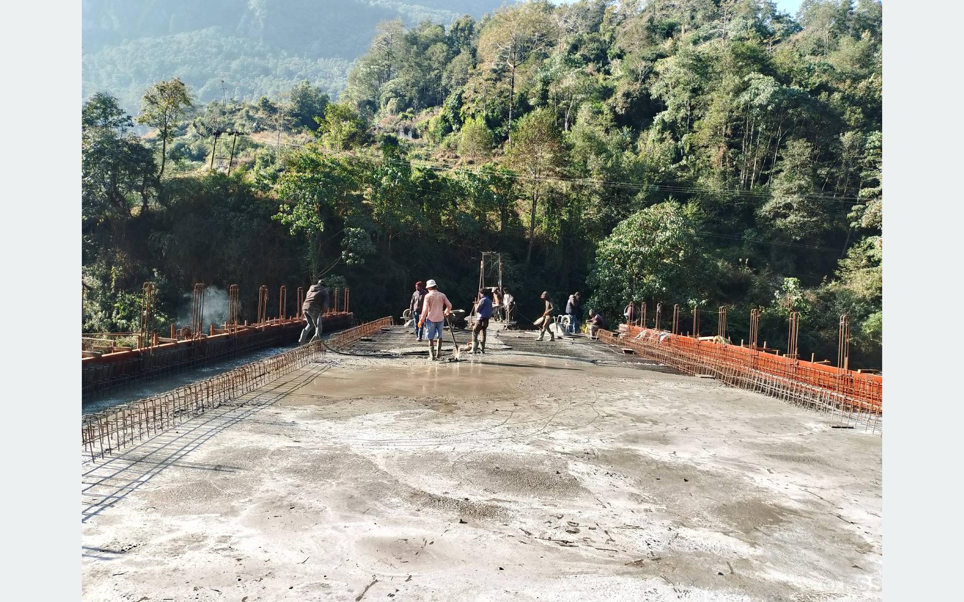 भुरुङ्दीखोलामा पुल निर्माणको अन्तिम चरणमा