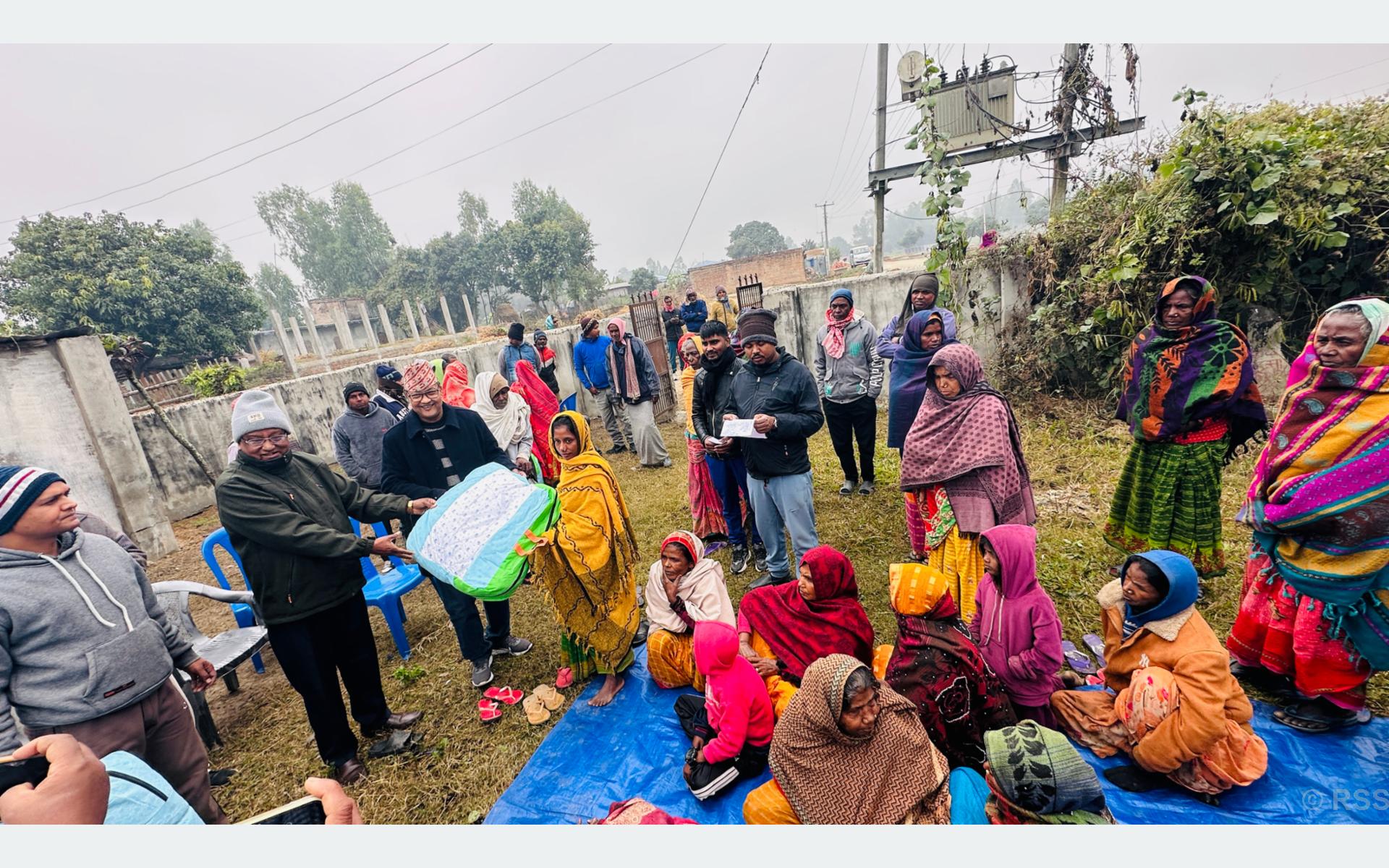 सात सय विपन्न परिवारलाई सिरक वितरण