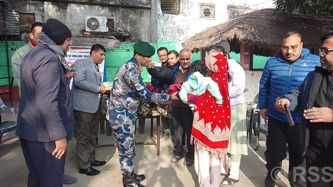 सशस्त्र प्रहरी दिवसमा कैदीबन्दीलाई न्यानो कपडा वितरण