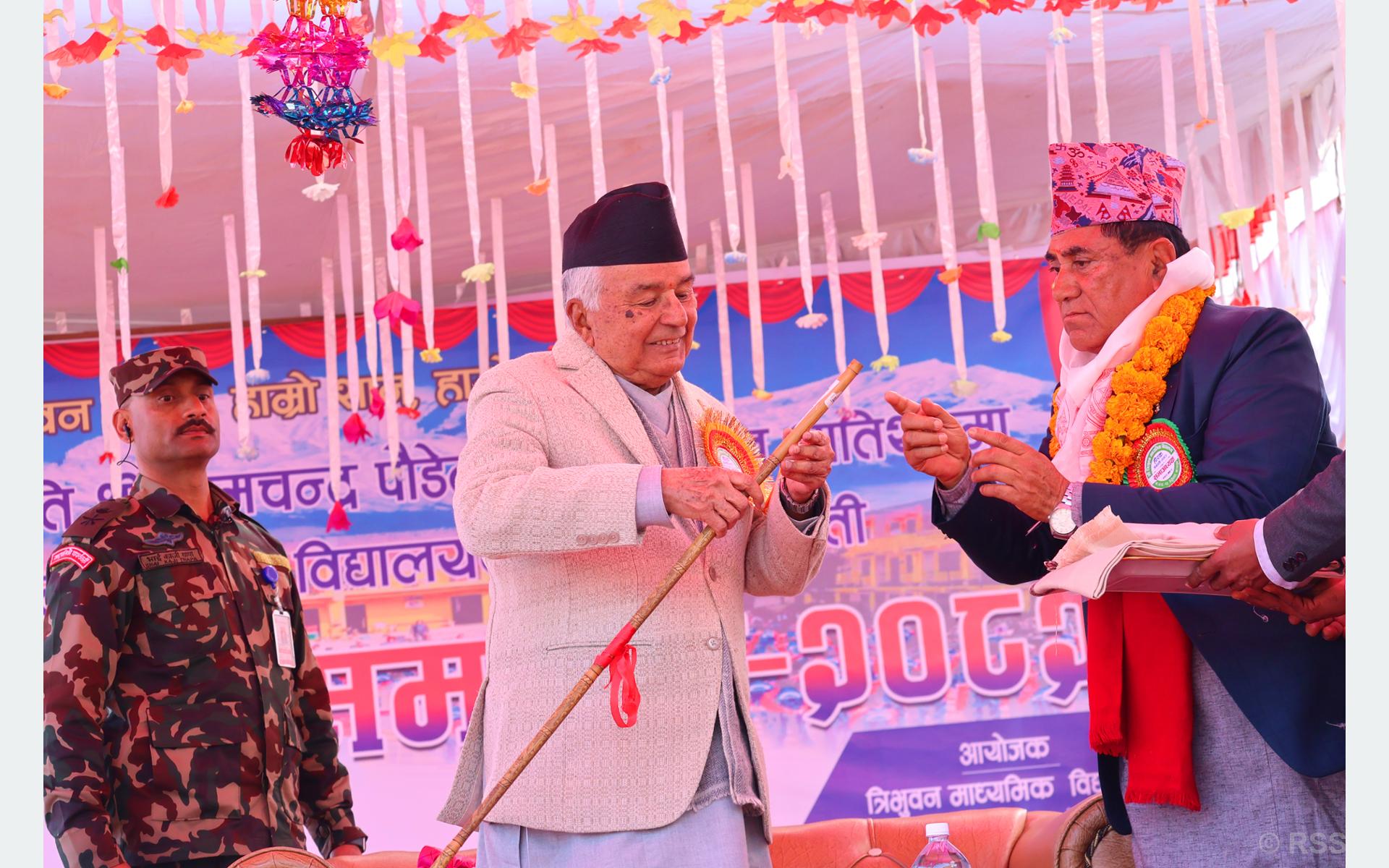 राष्ट्रपतिलाई मायाको चिनो ‘बुट्टेनली’