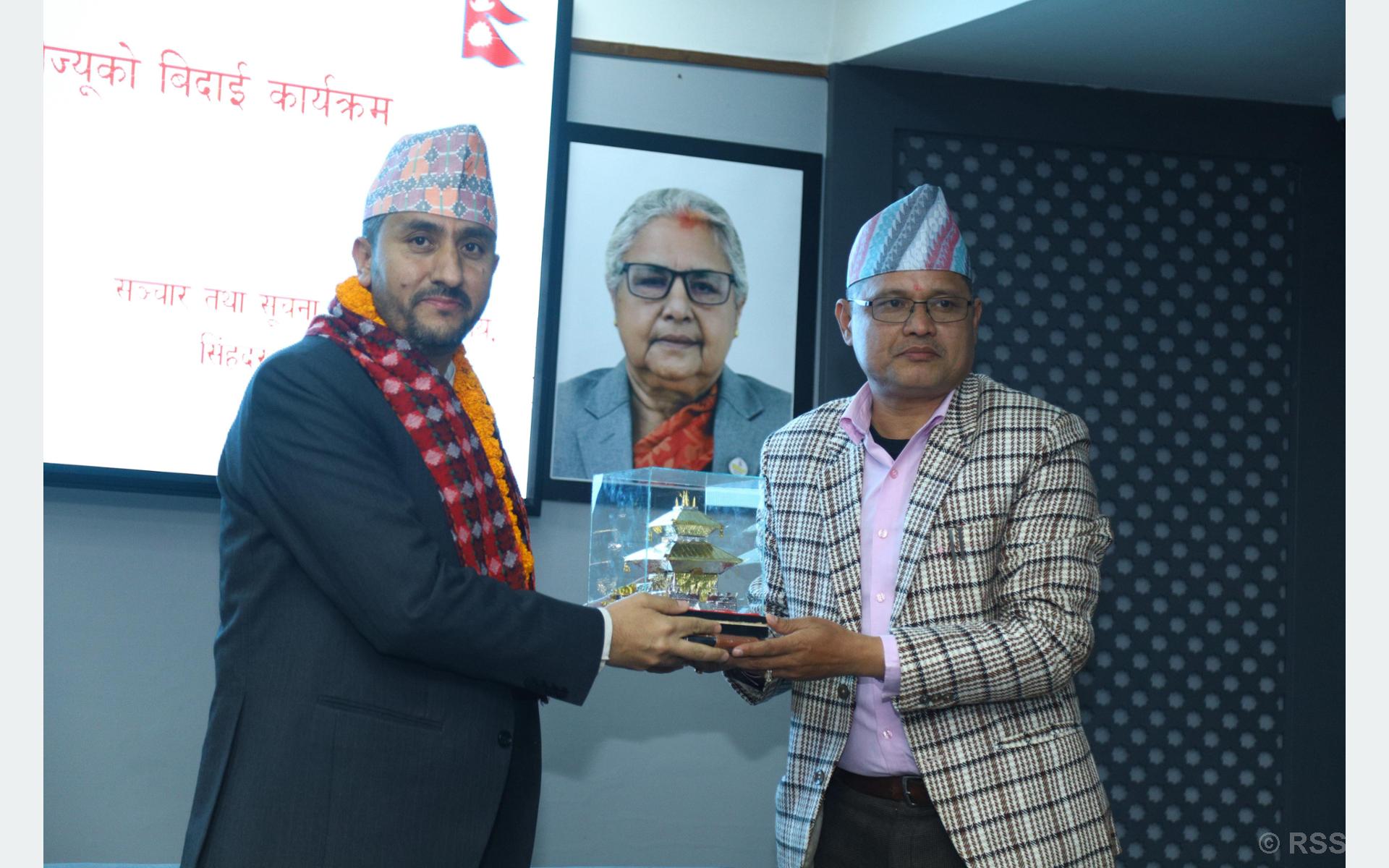 मन्त्रालयद्वारा मन्त्री खरेलको बिदाइ