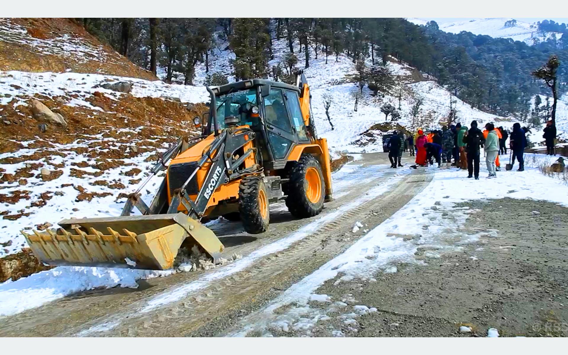 हिमपातले अवरुद्ध बनेको मध्यपहाडी लोकमार्ग सञ्चालन