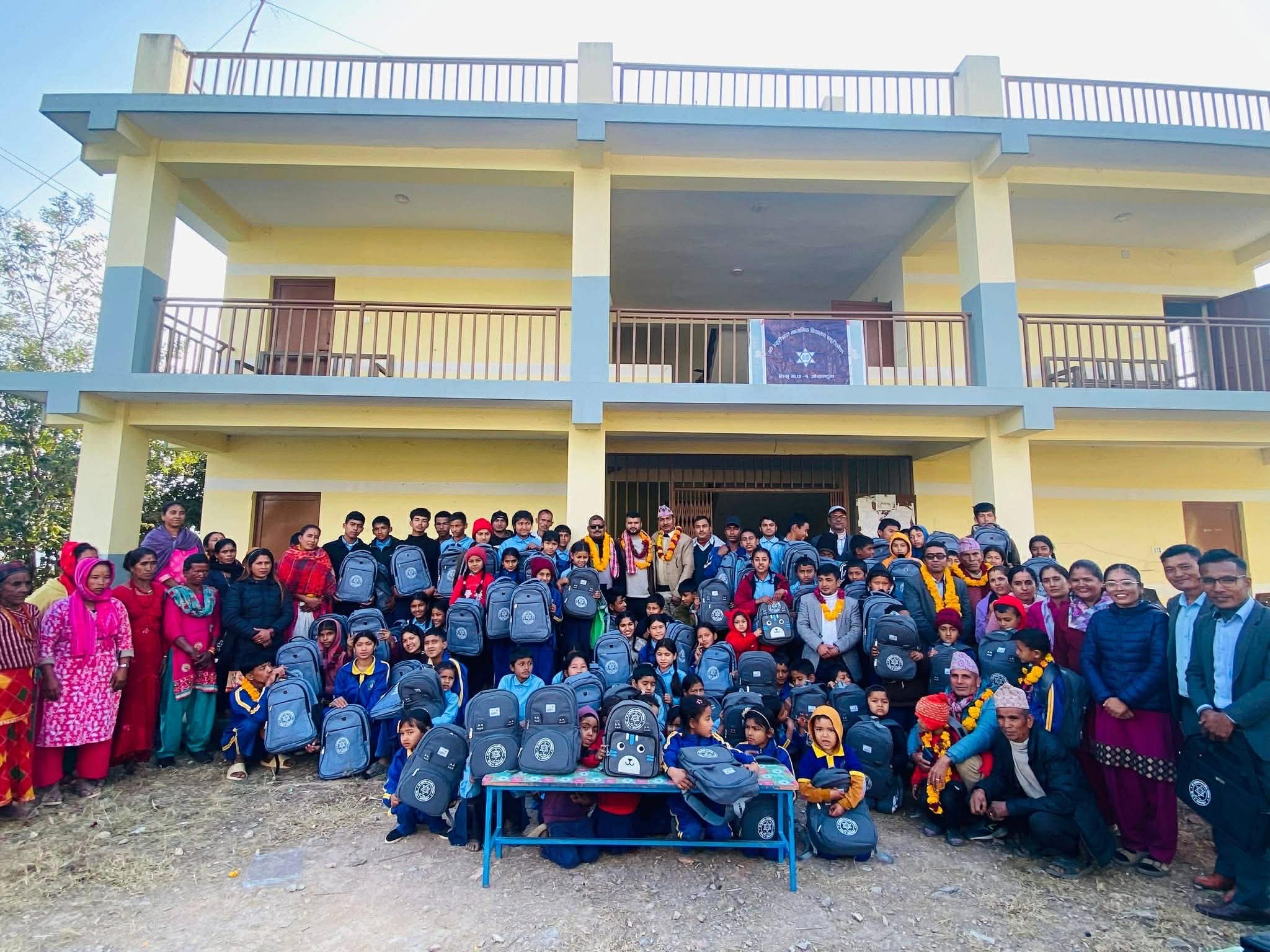 समाजसेवी सुवेदी र बोगटीद्वारा च्यूरीडाँडा माविमा विद्यालय पोशाक र ब्याग वितरण