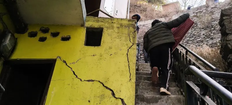 सुरुङ निर्माणको क्रममा घर भत्किए, १५ परिवार घरबारविहीन