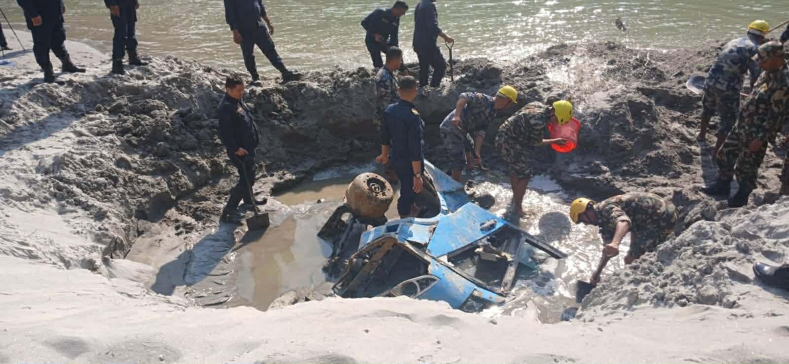 त्रिशुली किनारमा बालुवामा पुरिएको अवस्थामा देखिएको गाडी उत्खन गरिँदै