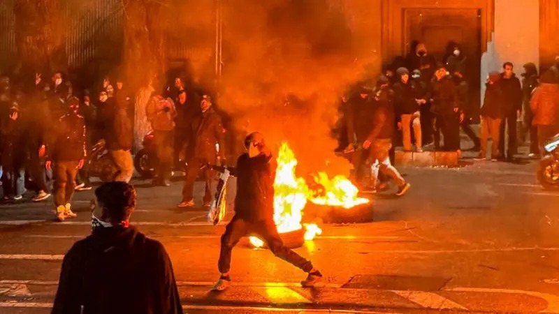 सत्ता कब्जा र राजतन्त्र पुनर्स्थापनाको संघारमा इरान, निर्वासित युवराज स्वदेश फर्कंदै