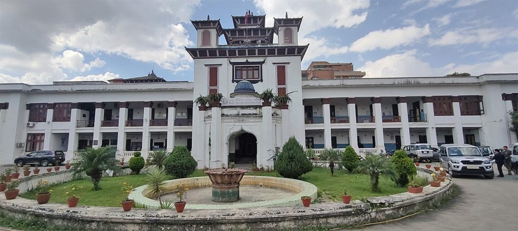 देउवा पक्षका नेता सशरीर उपस्थित हुँदा निर्वाचन आयोगमा ठूलो भीड